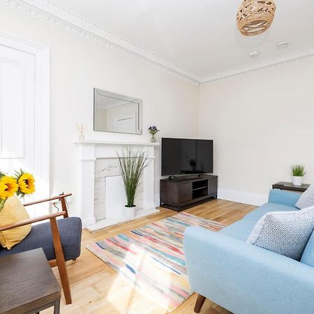 2 Bedroom Apartment On Peebles High Street Eksteriør bilde