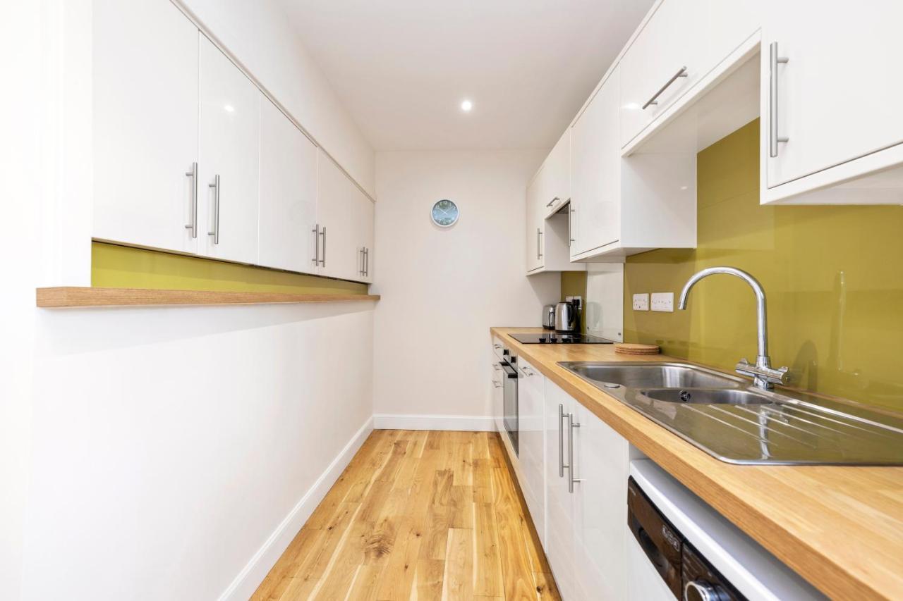 2 Bedroom Apartment On Peebles High Street Eksteriør bilde