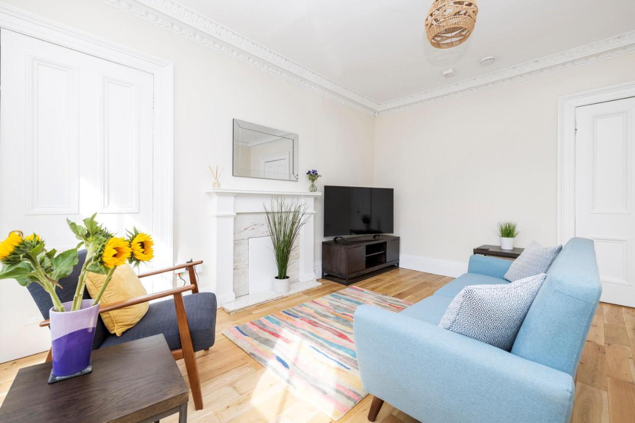 2 Bedroom Apartment On Peebles High Street Eksteriør bilde