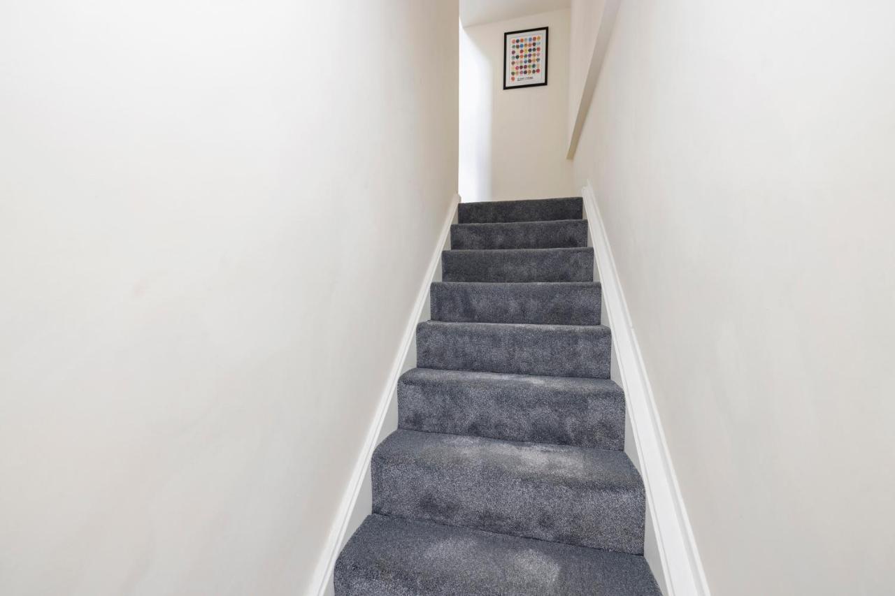 2 Bedroom Apartment On Peebles High Street Eksteriør bilde